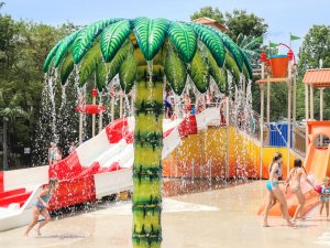 Image of kids playing on the LeeKee Lagoon Spray Pad at Triple R Camping Resort