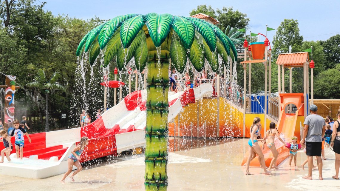 Image of kids playing on the LeeKee Lagoon Spray Pad at Triple R Camping Resort